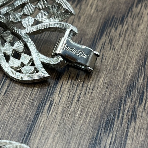 Silver Articulated Leaf Pattern Bracelet Signed Judy Lee fold over clasp closure - Picture 8 of 12